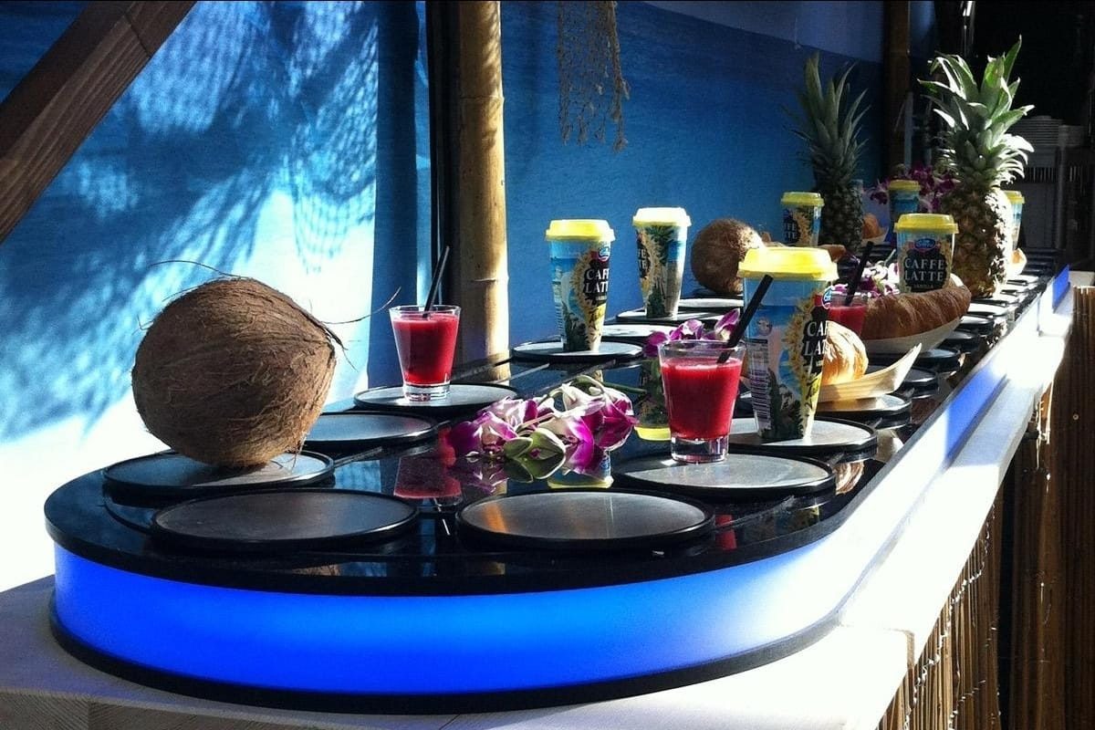 Cocktail conveyor belt bar
